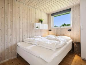 Postel nebo postele na pokoji v ubytování Holiday Home Edin - 150m from the sea by Interhome