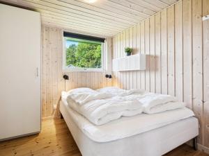 Postel nebo postele na pokoji v ubytování Holiday Home Edin - 150m from the sea by Interhome