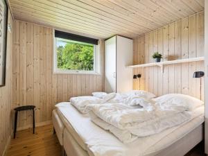 Postel nebo postele na pokoji v ubytování Holiday Home Edin - 150m from the sea by Interhome