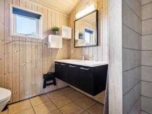 Koupelna v ubytování Holiday Home Edin - 150m from the sea by Interhome