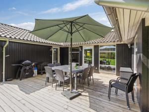 Patio nebo venkovní prostory v ubytování Holiday Home Edin - 150m from the sea by Interhome