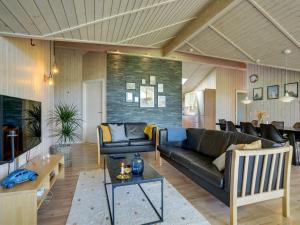 Posezení v ubytování Holiday Home Eicke - 12km from the sea by Interhome