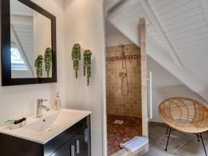 a bathroom with a sink and a shower at Appartement Saint-Martin , 4 pièces, 8 personnes - FR-1-734-2 in Saint Martin