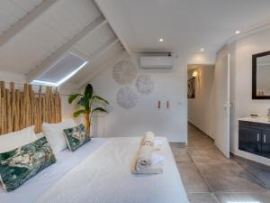 a bedroom with a large white bed with pillows at Appartement Saint-Martin , 4 pièces, 8 personnes - FR-1-734-2 in Saint Martin