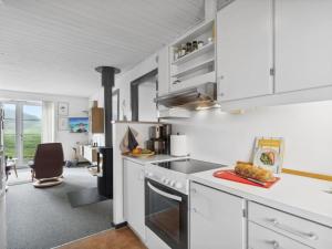 Kuchyň nebo kuchyňský kout v ubytování Holiday Home Ubbe - 200m from the sea by Interhome