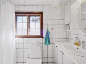 Koupelna v ubytování Holiday Home Elvin - 2-7km from the sea by Interhome