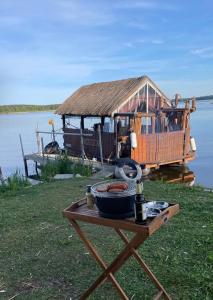 einen Tisch mit einer Kanne Essen und einem Boot in der Unterkunft Das Floß - Biberspur in Brandenburg an der Havel