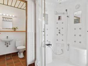 Koupelna v ubytování Holiday Home Melle - 450m from the sea in Djursland and Mols by Interhome