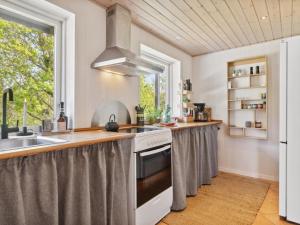 Kuchyň nebo kuchyňský kout v ubytování Holiday Home Lenaya - 1km from the sea in Djursland and Mols by Interhome