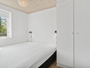 Postel nebo postele na pokoji v ubytování Holiday Home Lenaya - 1km from the sea in Djursland and Mols by Interhome