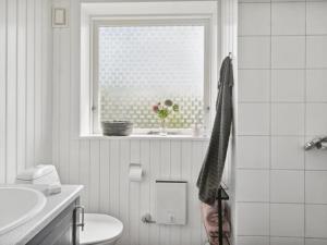 Koupelna v ubytování Holiday Home Lenaya - 1km from the sea in Djursland and Mols by Interhome