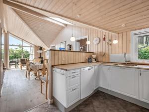 Kuchyň nebo kuchyňský kout v ubytování Holiday Home Lillemor - 800m to the inlet in Western Jutland by Interhome