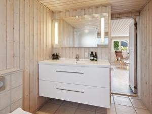 cocina con fregadero blanco en una habitación en Holiday Home Sari - 250m from the sea in SE Jutland by Interhome, en Sønderby