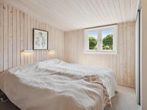 1 dormitorio con cama y ventana en Holiday Home Sari - 250m from the sea in SE Jutland by Interhome, en Sønderby