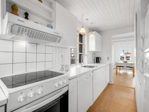 Kuchyň nebo kuchyňský kout v ubytování Holiday Home Venla - from the sea by Interhome + 21 fotografií