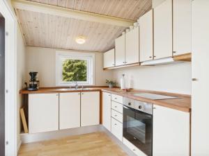 Kuchyň nebo kuchyňský kout v ubytování Holiday Home Enita - 350m from the sea in Djursland and Mols by Interhome
