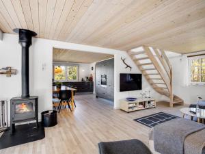 sala de estar con chimenea y escalera en Holiday Home Laila - all inclusive - 1-2km from the sea in Western Jutland by Interhome en Vejers Strand