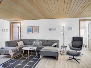 sala de estar con sofá y 2 sillas en Holiday Home Laila - all inclusive - 1-2km from the sea in Western Jutland by Interhome en Vejers Strand