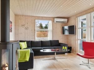 TV a/nebo společenská místnost v ubytování Holiday Home Helke - 100m to the inlet by Interhome + 8 fotografií