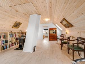 een grote kamer met een houten plafond en een witte zuil bij Holiday Home Soria - all inclusive - 600m to the inlet by Interhome in Vemb