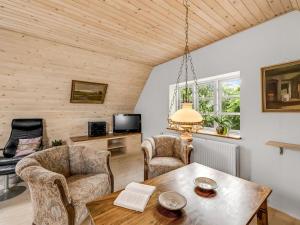 een woonkamer met een tafel en stoelen bij Holiday Home Soria - all inclusive - 600m to the inlet by Interhome in Vemb