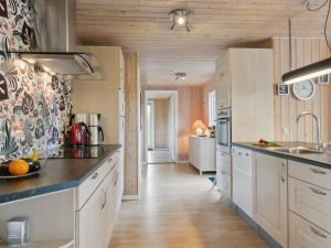 Kuchyň nebo kuchyňský kout v ubytování Holiday Home Letizia - 700m from the sea in NE Jutland by Interhome