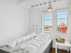 Postel nebo postele na pokoji v ubytování Holiday Home Adils - 5m from the sea in Djursland and Mols by Interhome