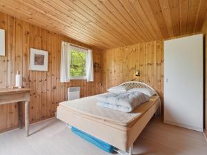 En eller flere senge i et værelse på Holiday Home Uta - 500m to the inlet in The Liim Fiord by Interhome