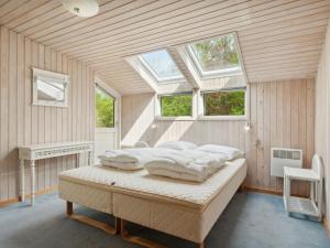 En eller flere senge i et værelse på Holiday Home Uta - 500m to the inlet in The Liim Fiord by Interhome