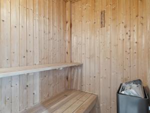 - un sauna en bois avec un banc et une poubelle dans l'établissement Holiday Home Asko - 350m from the sea in Djursland and Mols by Interhome, à Ebeltoft