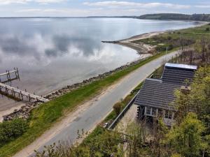 una vista aérea de una casa junto a un cuerpo de agua en Holiday Home Sander - 10m to the inlet in The Liim Fiord by Interhome, en Roslev