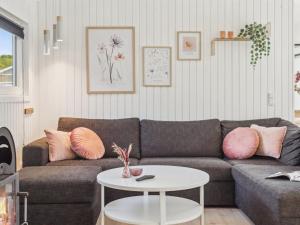 sala de estar con sofá y mesa en Holiday Home Fiete - 200m from the sea in SE Jutland by Interhome, en Binderup Strand