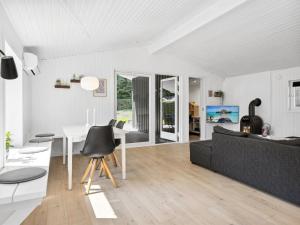 sala de estar con sofá y mesa en Holiday Home Fiete - 200m from the sea in SE Jutland by Interhome, en Binderup Strand