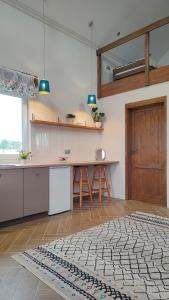 uma cozinha com uma mesa e uma porta de madeira em #MazuryOFFline em Giżycko
