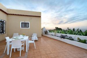 un patio con tavolo e sedie sul balcone. di Casa Barreto a Puerto de la Cruz