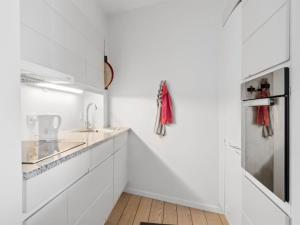 Dapur atau dapur kecil di Apartment Geert - 25m from the sea in Djursland and Mols by Interhome