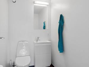 Baño blanco con aseo y lavamanos en Apartment Geert - 25m from the sea in Djursland and Mols by Interhome en Ebeltoft