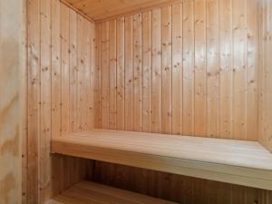 una sauna de madera con un banco de madera en Apartment Geert - 25m from the sea in Djursland and Mols by Interhome, en Ebeltoft