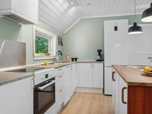 Kuchyň nebo kuchyňský kout v ubytování Holiday Home Herta in SE Jutland by Interhome