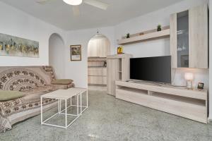Televízia a/alebo spoločenská miestnosť v ubytovaní Apartamento Familiar Torrox A65