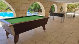 Biliár nebo kulečník v ubytování Stunning Villa with Pool, Table tennis, Table soccer and a Pool table
