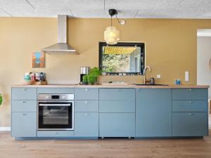 Køkken eller tekøkken på Holiday Home Ewy - all inclusive - 150m to the inlet by Interhome