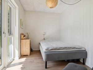 En eller flere senge i et værelse på Holiday Home Ewy - all inclusive - 150m to the inlet by Interhome