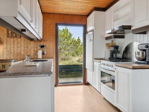 Kuchyň nebo kuchyňský kout v ubytování Holiday Home Sulo - 1-4km from the sea by Interhome