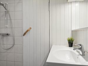 Koupelna v ubytování Holiday Home Alkmar - from the sea by Interhome