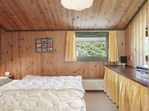 Postel nebo postele na pokoji v ubytování Holiday Home Winter - 500m from the sea by Interhome