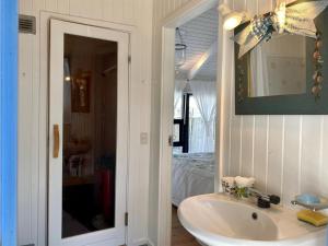 Koupelna v ubytování Holiday Home Ilenia - 150m from the sea by Interhome