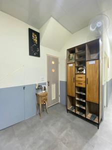 - une cuisine avec un réfrigérateur et une table dans la chambre dans l'établissement 亞士密民宿, à Puli