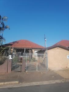 ein Haus mit einem Tor davor in der Unterkunft Rose-Lee Cottage in Durban