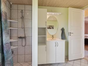 Koupelna v ubytování Holiday Home Blondine - all inclusive - 1-4km from the sea by Interhome
